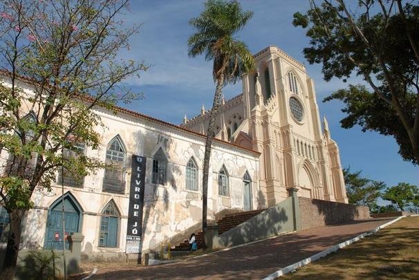 Igreja Nossa Senhora do Bom Despacho - Com caractersticas neogticas, a igreja est localizada no alto do Morro do Seminrio, ao lado do Seminrio da Conceio