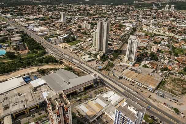 O governo de Mato Grosso construir um Veculo Leve sobre Trilhos-VLT ligando Cuiab a Vrzea Grande. O projeto est estimado em aproximadamente R$ 1,26 bilho. O modal sobre trilhos substituir o sistema de corredores rpidos de nibus, BRT (Bus Rapid Transit).