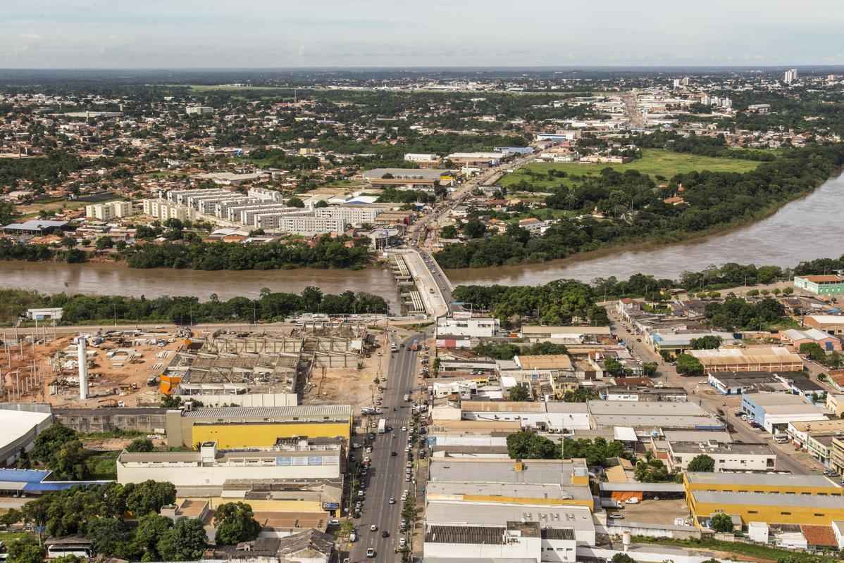 O governo de Mato Grosso construir um Veculo Leve sobre Trilhos-VLT ligando Cuiab a Vrzea Grande. O projeto est estimado em aproximadamente R$ 1,26 bilho. O modal sobre trilhos substituir o sistema de corredores rpidos de nibus, BRT (Bus Rapid Transit).
