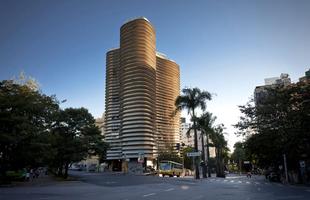 Edifcio Niemeyer - O edifcio Niemeyer de utilizao residencial foi projetado pelo arquiteto Oscar Niemeyer em 1954 e concludo em 1960, no local onde existia antes o Palacete Dolabela e  um dos marcos da arquitetura moderna no Brasil. O edifcio  absolutamente inovador no apenas por suas formas curvas que criam espaos internos de grande riqueza nos apartamentos que abriga, mas tambm pela surpreendente fachada em brises horizontais que refora o movimento de curvas e o ritmo vertical. Alm disso, as vedaes opacas recebem revestimento de peas artsticas, marcando a integrao com as artes plsticas almejada pelo arquiteto. (Praa da Liberdade, 1  Savassi)