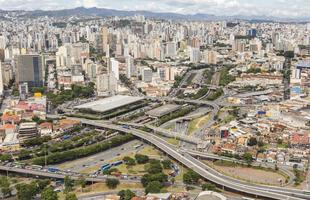 Implantao do BRT Move na Avenida Antnio Carlos, uma das vias de acesso ao Mineiro