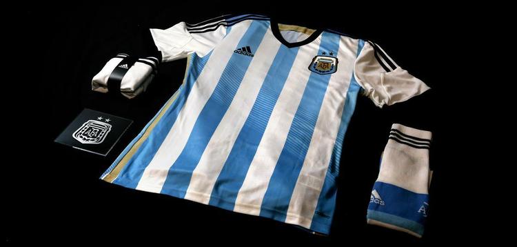 Uniformes da Argentina, produzidos pela Adidas, para a Copa do Mundo 2014