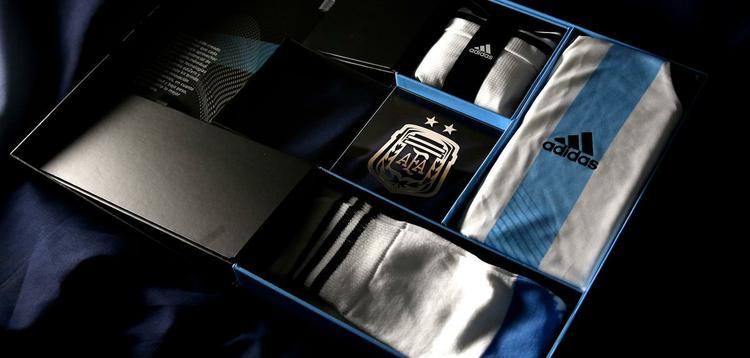 Uniformes da Argentina, produzidos pela Adidas, para a Copa do Mundo 2014