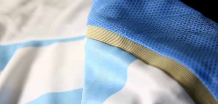 Uniformes da Argentina, produzidos pela Adidas, para a Copa do Mundo 2014
