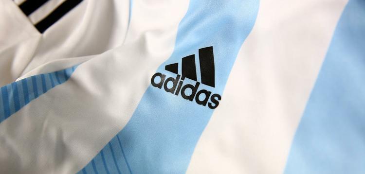 Uniformes da Argentina, produzidos pela Adidas, para a Copa do Mundo 2014
