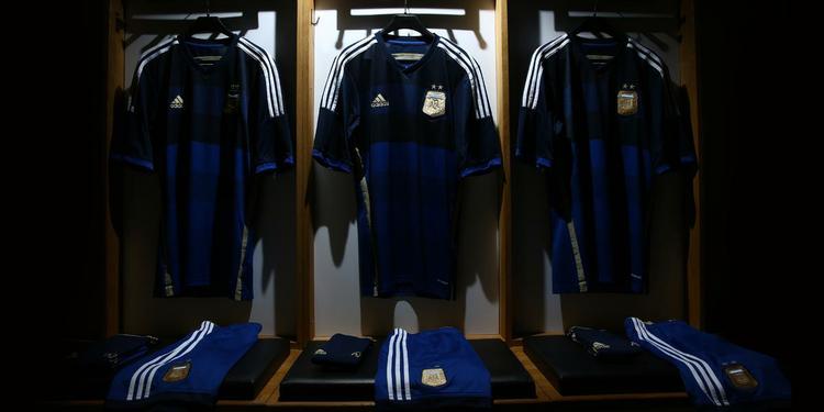 Uniformes da Argentina, produzidos pela Adidas, para a Copa do Mundo 2014