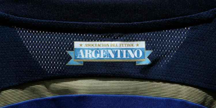 Uniformes da Argentina, produzidos pela Adidas, para a Copa do Mundo 2014