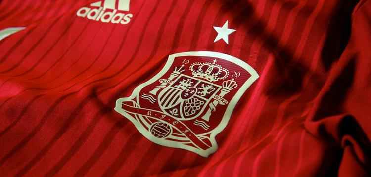 Uniformes da Espanha, produzidos pela Adidas, para a Copa do Mundo de 2014