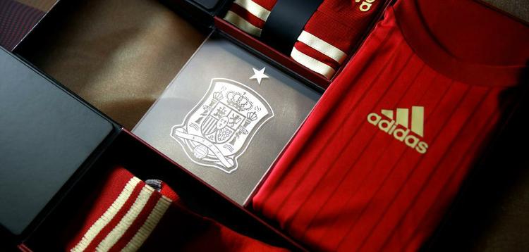 Uniformes da Espanha, produzidos pela Adidas, para a Copa do Mundo de 2014