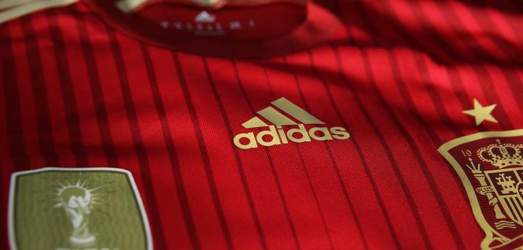 Uniformes da Espanha, produzidos pela Adidas, para a Copa do Mundo de 2014