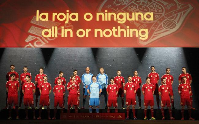 Uniformes da Espanha, produzidos pela Adidas, para a Copa do Mundo de 2014