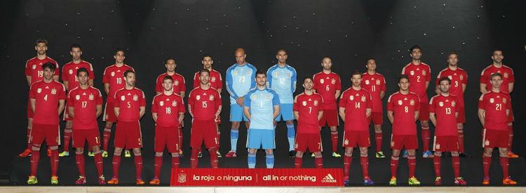 Uniformes da Espanha, produzidos pela Adidas, para a Copa do Mundo de 2014