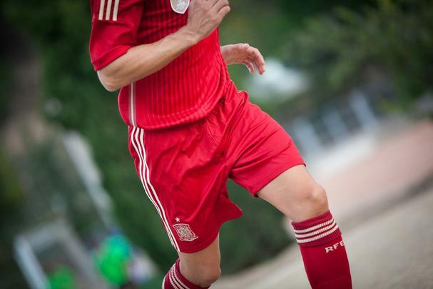Uniformes da Espanha, produzidos pela Adidas, para a Copa do Mundo de 2014