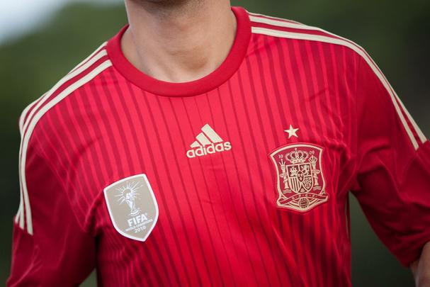 Uniformes da Espanha, produzidos pela Adidas, para a Copa do Mundo de 2014