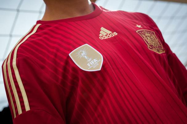 Uniformes da Espanha, produzidos pela Adidas, para a Copa do Mundo de 2014