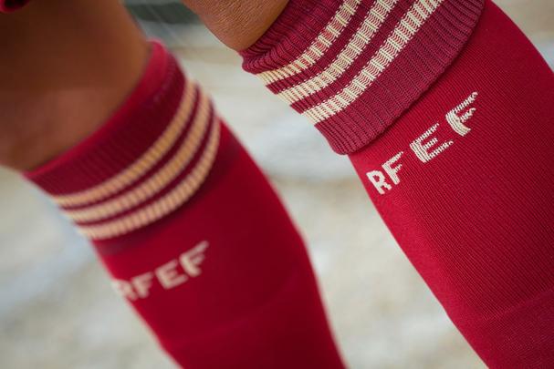 Uniformes da Espanha, produzidos pela Adidas, para a Copa do Mundo de 2014