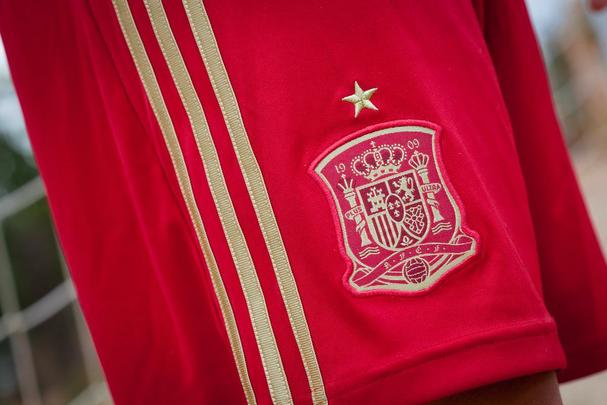 Uniformes da Espanha, produzidos pela Adidas, para a Copa do Mundo de 2014