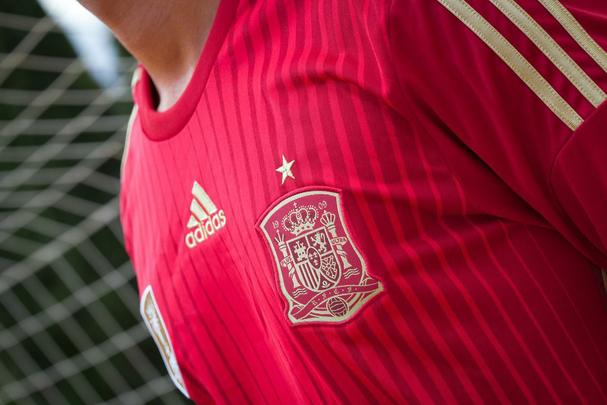 Uniformes da Espanha, produzidos pela Adidas, para a Copa do Mundo de 2014