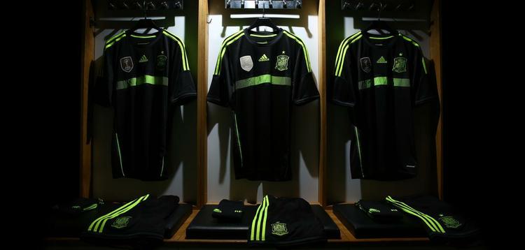 Uniformes da Espanha, produzidos pela Adidas, para a Copa do Mundo de 2014