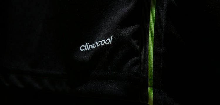 Uniformes da Espanha, produzidos pela Adidas, para a Copa do Mundo de 2014