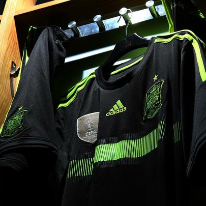 Uniformes da Espanha, produzidos pela Adidas, para a Copa do Mundo de 2014