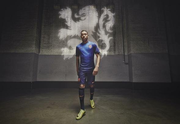 Uniformes da Holanda, produzidos pela Nike, para a Copa do Mundo de 2014