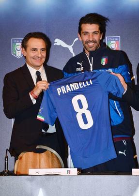 Uniformes da Itlia, produzidos pela Puma, para a Copa do Mundo de 2014