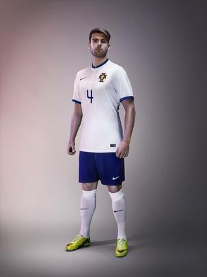 Uniformes de Portugal, produzidos pela Nike, para a Copa do Mundo de 2014