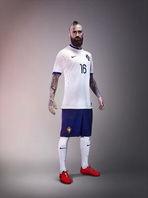 Uniformes de Portugal, produzidos pela Nike, para a Copa do Mundo de 2014