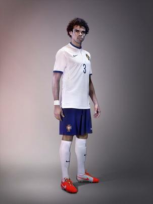 Uniformes de Portugal, produzidos pela Nike, para a Copa do Mundo de 2014