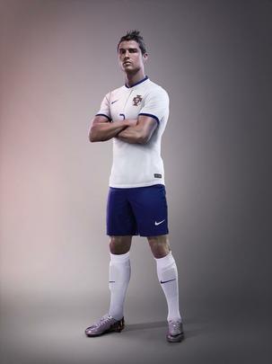 Uniformes de Portugal, produzidos pela Nike, para a Copa do Mundo de 2014