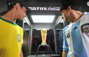 Imagens da passagem da taa da Copa do Mundo da Fifa por Belo Horizonte