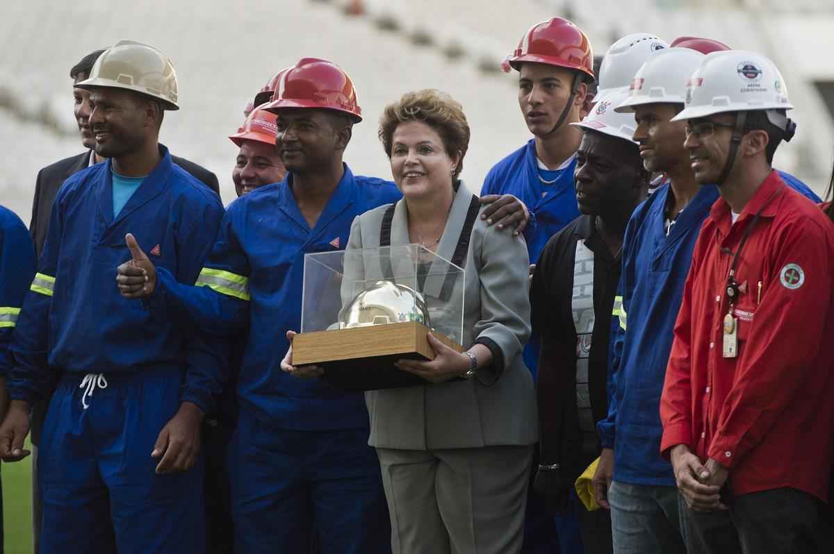 A presidente Dilma Rousseff fez na tarde desta quinta-feira uma visita ao Itaquero, uma das 12 sedes brasileiras da Copa. Durante cerca de uma hora, ela conheceu as instalaes do estdio do Corinthians, localizado na zona leste de So Paulo, que ainda est em obras para receber a abertura do Mundial, no dia 12 de junho, com o jogo entre Brasil e Crocia.