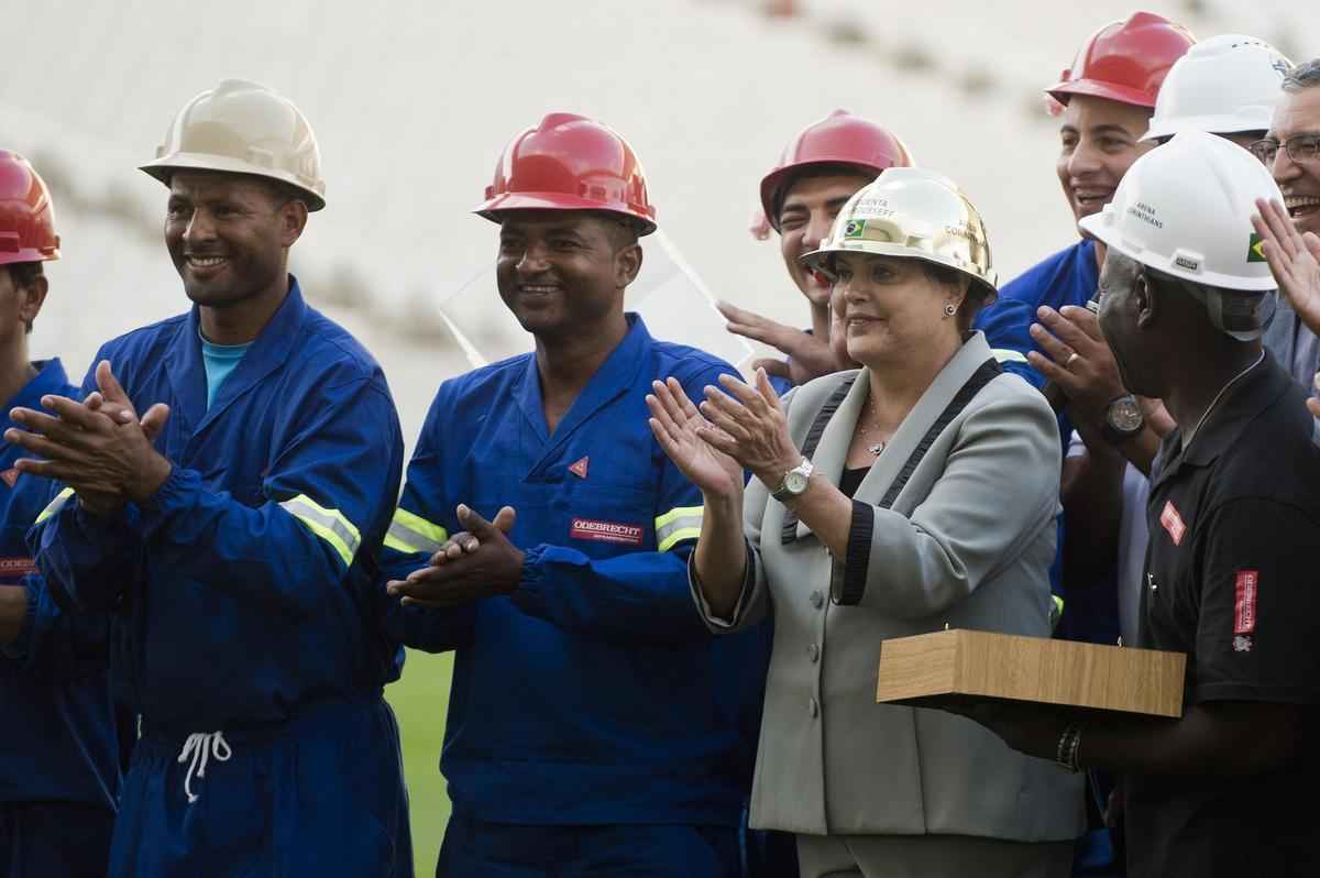 A presidente Dilma Rousseff fez na tarde desta quinta-feira uma visita ao Itaquero, uma das 12 sedes brasileiras da Copa. Durante cerca de uma hora, ela conheceu as instalaes do estdio do Corinthians, localizado na zona leste de So Paulo, que ainda est em obras para receber a abertura do Mundial, no dia 12 de junho, com o jogo entre Brasil e Crocia.