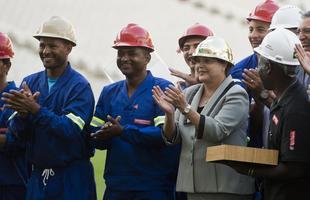 A presidente Dilma Rousseff fez na tarde desta quinta-feira uma visita ao Itaquero, uma das 12 sedes brasileiras da Copa. Durante cerca de uma hora, ela conheceu as instalaes do estdio do Corinthians, localizado na zona leste de So Paulo, que ainda est em obras para receber a abertura do Mundial, no dia 12 de junho, com o jogo entre Brasil e Crocia.