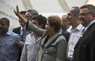 A presidente Dilma Rousseff fez na tarde desta quinta-feira uma visita ao Itaquero, uma das 12 sedes brasileiras da Copa. Durante cerca de uma hora, ela conheceu as instalaes do estdio do Corinthians, localizado na zona leste de So Paulo, que ainda est em obras para receber a abertura do Mundial, no dia 12 de junho, com o jogo entre Brasil e Crocia.