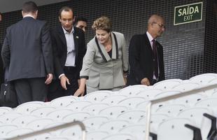 A presidente Dilma Rousseff fez na tarde desta quinta-feira uma visita ao Itaquero, uma das 12 sedes brasileiras da Copa. Durante cerca de uma hora, ela conheceu as instalaes do estdio do Corinthians, localizado na zona leste de So Paulo, que ainda est em obras para receber a abertura do Mundial, no dia 12 de junho, com o jogo entre Brasil e Crocia.