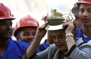 A presidente Dilma Rousseff fez na tarde desta quinta-feira uma visita ao Itaquero, uma das 12 sedes brasileiras da Copa. Durante cerca de uma hora, ela conheceu as instalaes do estdio do Corinthians, localizado na zona leste de So Paulo, que ainda est em obras para receber a abertura do Mundial, no dia 12 de junho, com o jogo entre Brasil e Crocia.