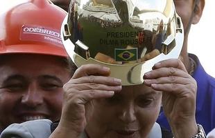 A presidente Dilma Rousseff fez na tarde desta quinta-feira uma visita ao Itaquero, uma das 12 sedes brasileiras da Copa. Durante cerca de uma hora, ela conheceu as instalaes do estdio do Corinthians, localizado na zona leste de So Paulo, que ainda est em obras para receber a abertura do Mundial, no dia 12 de junho, com o jogo entre Brasil e Crocia.