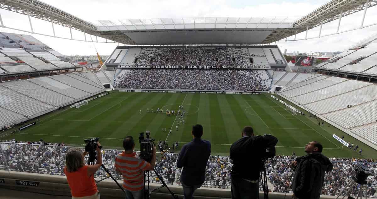 Com homenagens e clima festivo, o Corinthians inaugurou na manh deste sbado o Itaquero, estdio que receber seis jogos da Copa do Mundo em So Paulo.