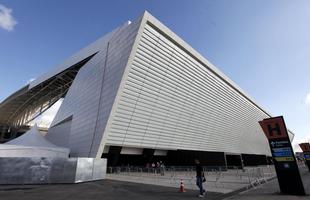 Com homenagens e clima festivo, o Corinthians inaugurou na manh deste sbado o Itaquero, estdio que receber seis jogos da Copa do Mundo em So Paulo.