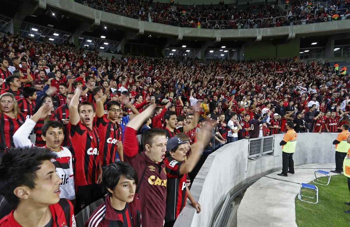 A partida amistosa, no estdio que receber quatro jogos da Copa do Mundo, contou com pblico reduzido, de aproximadamente 30 mil, abaixo da capacidade total de 43 mil lugares. Corinthians venceu por 2 a 1.