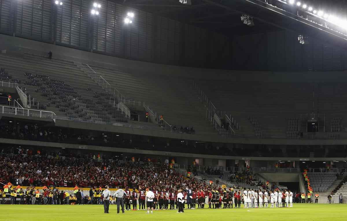 A partida amistosa, no estdio que receber quatro jogos da Copa do Mundo, contou com pblico reduzido, de aproximadamente 30 mil, abaixo da capacidade total de 43 mil lugares. Corinthians venceu por 2 a 1.