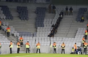 A partida amistosa, no estdio que receber quatro jogos da Copa do Mundo, contou com pblico reduzido, de aproximadamente 30 mil, abaixo da capacidade total de 43 mil lugares. Corinthians venceu por 2 a 1.