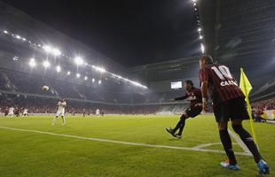 A partida amistosa, no estdio que receber quatro jogos da Copa do Mundo, contou com pblico reduzido, de aproximadamente 30 mil, abaixo da capacidade total de 43 mil lugares. Corinthians venceu por 2 a 1.