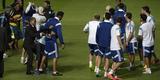 No fim do treino da Argentina, torcedores invadiram gramado do Independncia e tietaram astro Lionel Messi