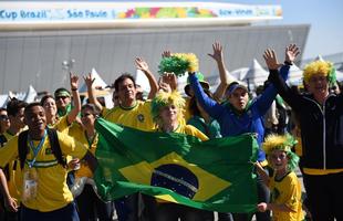 Torcedores de Brasil e Crocia chegaram com mais de quatro horas de antecedncia para assistir primeiro jogo da Copa do Mundo