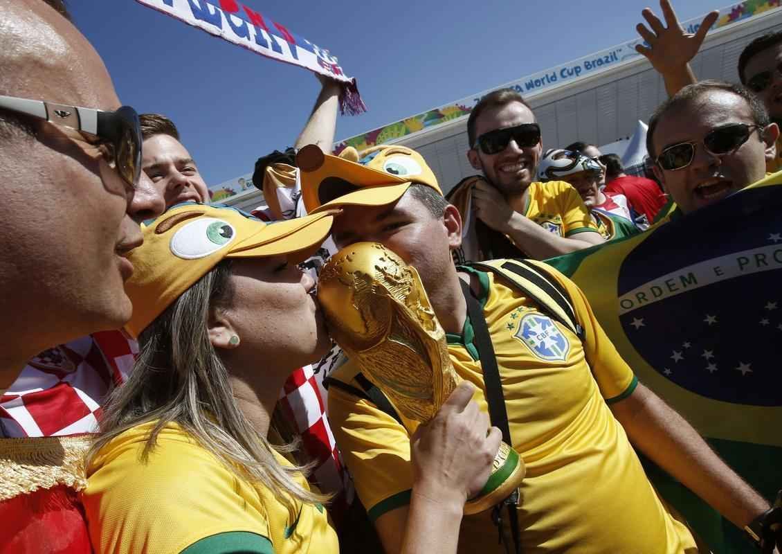 Torcedores de Brasil e Crocia chegaram com mais de quatro horas de antecedncia para assistir primeiro jogo da Copa do Mundo