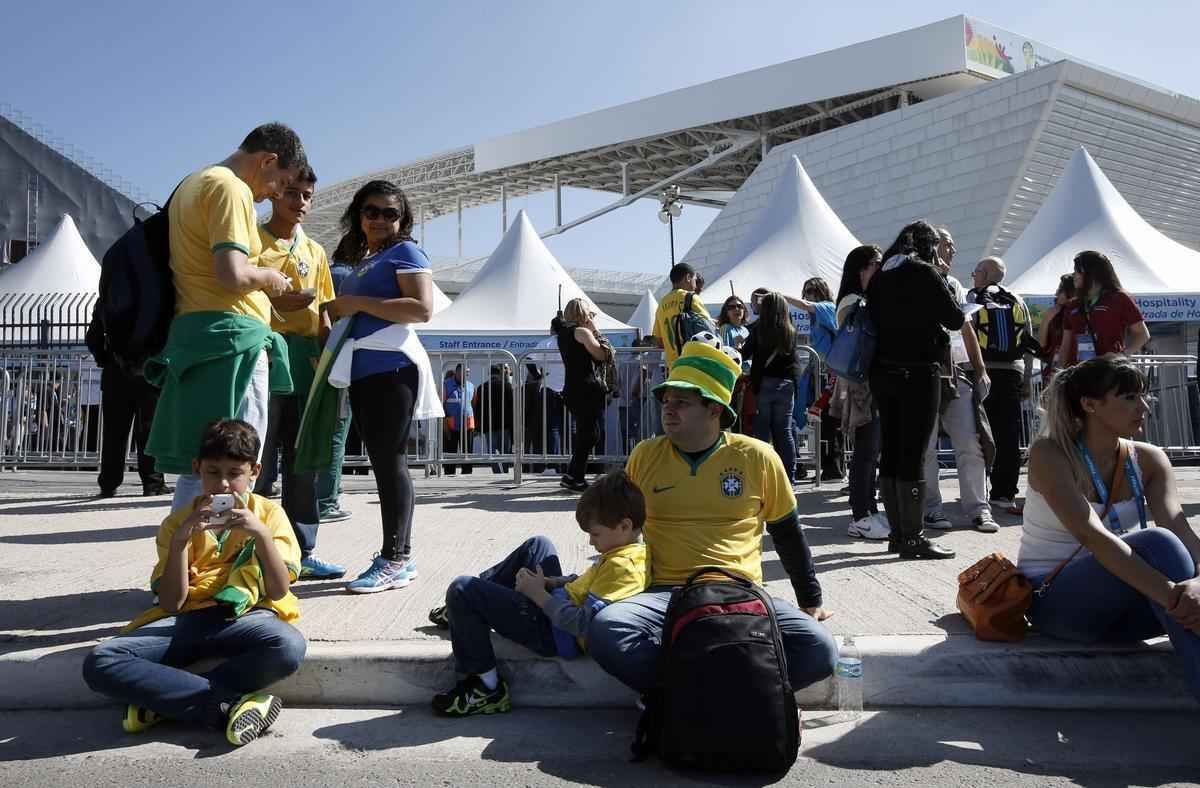 Torcedores de Brasil e Crocia chegaram com mais de quatro horas de antecedncia para assistir primeiro jogo da Copa do Mundo