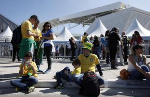 Torcedores de Brasil e Crocia chegaram com mais de quatro horas de antecedncia para assistir primeiro jogo da Copa do Mundo